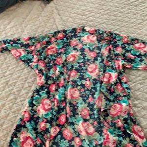 Lularoe kimono Shirley size L